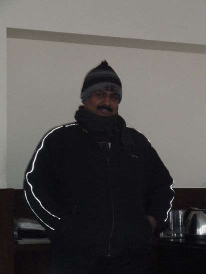 Der 'Frühstücksmann' im Hotel Aura Delhi hatte das Buffet unter sich!
in nackten Füssen in Latschen - dicker Jacke und Strickmütze - an unserem letzten Morgen waren es immerhin 2° C!