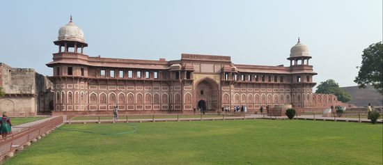 so sind die großen Gebäude innerhalb der Festungsanlage doch in fremdländischen Stil erbaut