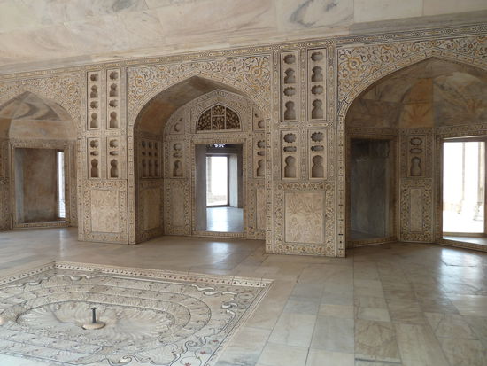 Großartige Innenarchitektur mit Marmor und Malereien