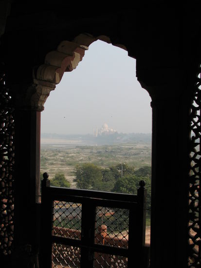Von der Balustrade kann man in der Ferne das Taj Mahal im für diese Reisezeit typischen Dunst erkennen