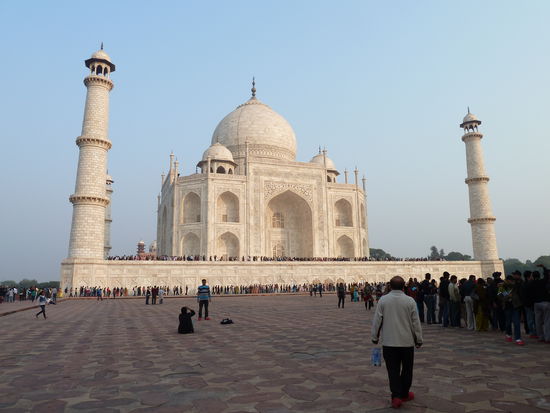 Warteschlange zum Betreten des Inneren spiralförmig mehrfach um das Mausoleum