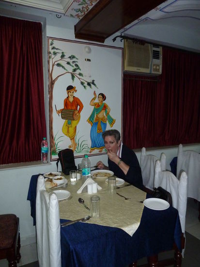 gepflegtes, antialkoholisches Restaurant mit vegetarischem Buffet