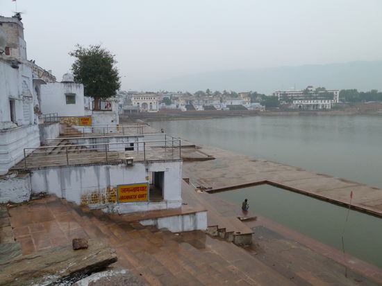 im Regen und im Dunst sieht alles recht trist aus - ein schöneres findet man unter http://www.rajastan.de/pushkar/