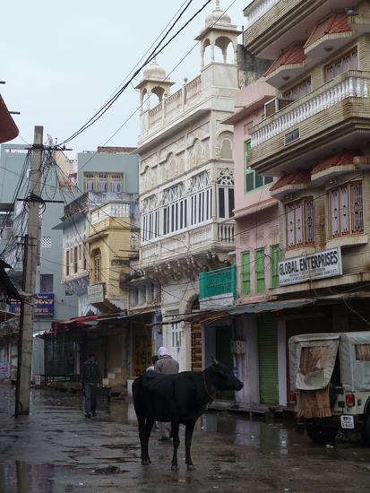 Prächtige Häuserfassaden fallen jetzt - ohne Regenschirm - auf
