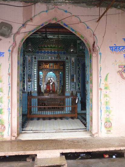 Viele kleine Tempel säumen die Hauptstrasse