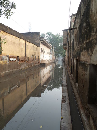Nach den gestrigen Regengüssen ist die Strasse kaum zu erkennen