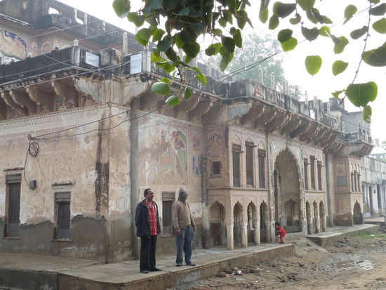 von aussen recht unscheinbar - tun sich aber im Inneren Schätze auf.