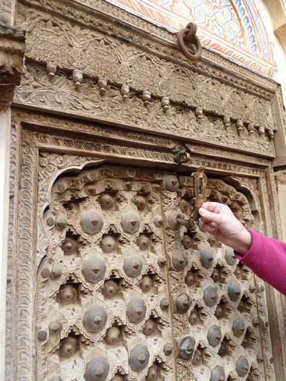 hier eine kunstvoll geschnitzte Holztüre mit interessantem Verschluß