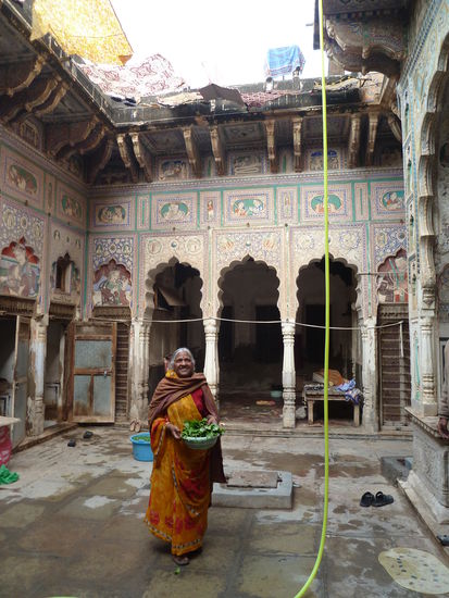 Die Bewohner sprechen kein Englisch, lassen uns aber viel Zeit und zeigen uns diverse kleine Kostbarkeiten