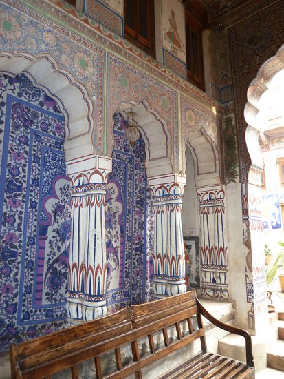 Nadine Prince, eine franz. Künstlerin hat dieses Haveli aus dem Jahre 1802 wohl erworben und restauriert, um es in einer Kunstgalerie umzuwandeln.