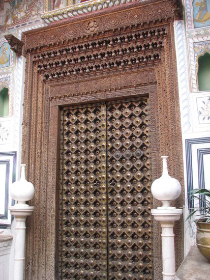 Und die Holztüre ist kunstgerecht wiederhergestellt