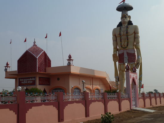 nicht weiter beschriebener Tempel mit haushoher Figur