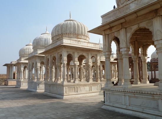 die wie Sommerpavillons aussehenden memorials sind mit verspielten Kuppeldächern versehen