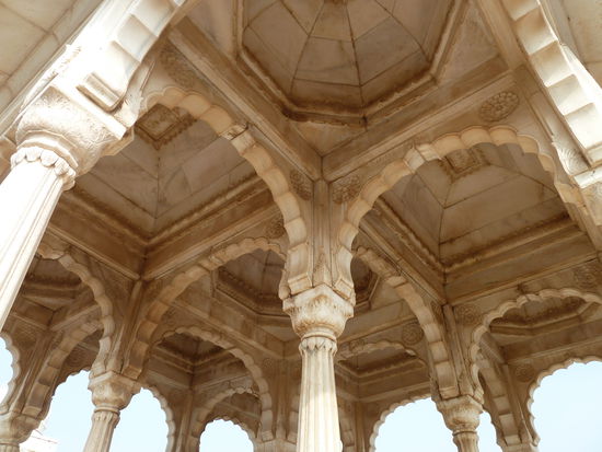 die sie tragenden Säulen aus Marmor sind stark ornamentiert