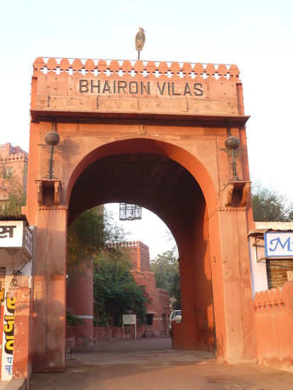 Einfahrt zum Hotel Bhairon Vilas