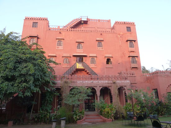 das offene Fenster rechts neben der Doppeltreppe gehört zu unserem Zimmer 108