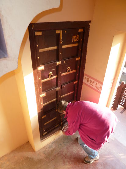 selbiges ist durch ein riesiges Vorhängeschloß am Boden gesichert.