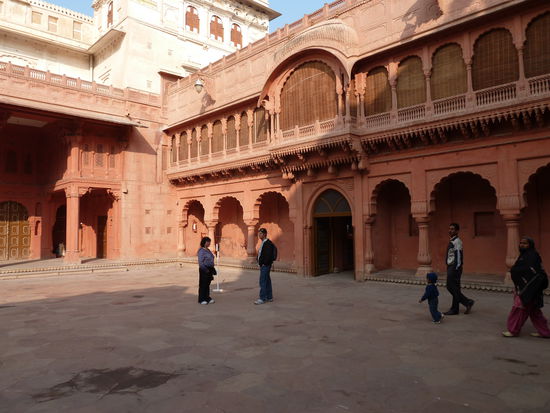 Im ersten Innenhof dominiert noch der rote Sandstein