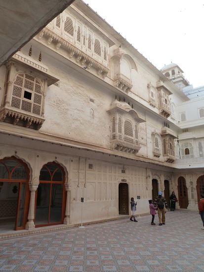 im zweiten ist alles in weiß gehalten