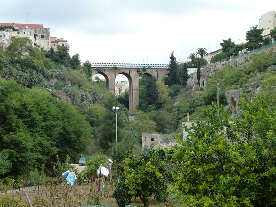 irgendwie erinnert uns die Schlucht an Ronda in Andalusien