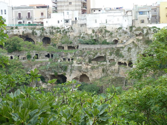 Trotzdem können wir zahlreiche Höhlen in den Steilwänden der Gravina erkennen.