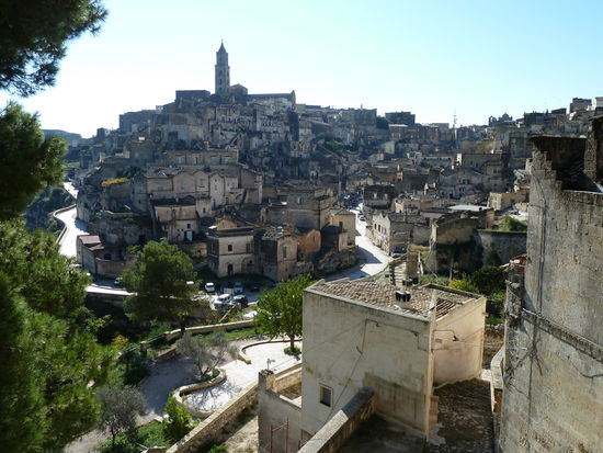 Wir beginnen unseren Rundgang im Norden - Chiesa San Agostino - und schauen auf den Hügel der Civita mit dem Dom - dahinter links liegt der Sasso Barisano und rechts von der sichtbaren Strasse der Sasso Caveoso.