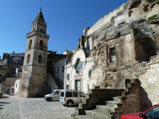 San Pietro Barisano  - vom eigentlichen Kirchenschiff  ist lediglich die Fassade sichtbar; der gesamte Innenraum liegt als Höhle im Tuff. Die Kirche hat als eine der wenigen Felsenkirchen einen eigenen Glockenturm