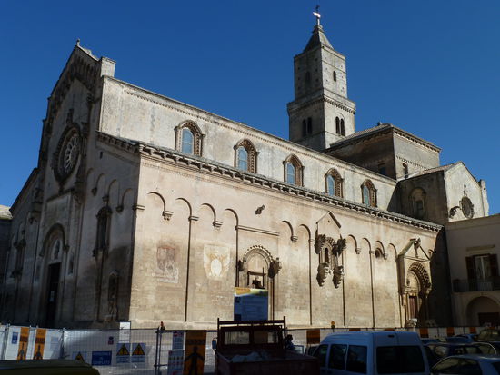 Dom in der Civita - wegen Restaurierungsarbeiten geschlossen - Die dreischiffige Kirche in apulisch-romanischem Stil mit schönen Fassaden ist der hl. Maria della Bruna geweiht und wurde 1270 vollendet.