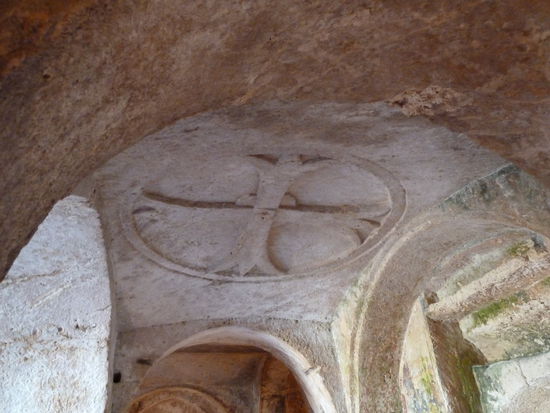Die letzte Kirche ist dem hl. Antonius geweiht und besitzt drei Schiffe: im Mittelschiff wieder die Decke wie ein flaches Satteldach mit Mittelrippe, im vorderen Apsisbereich rechts und links jeweils ein Lilienkreuz.