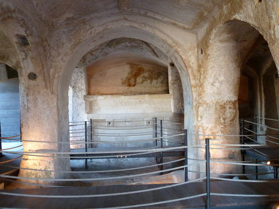 An den Keleterbecken in den Apsiden kann man erkennen, dass die Kirche auch einmal als Weinkellerei diente. Zur Lagerung der Weinfässer führt auch heute noch eine Treppe mit abgerundeten Stufen weiter hinunter.