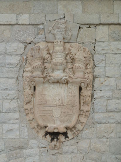 Der Staufer Friedrich II. verkündete auf dem Vorplatz sein politisches Testament. Sein Sohn Manfred sollte - falls er nicht vom Kreuzzug zurückkehren sollte - auf den Thron folgen, 1259 machte dieser die Burg von Barletta dann wirklich zu seiner Residenz.