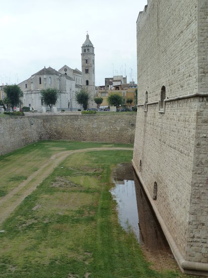 Graben des Kastells Barletta mit Blick auf den Dom (siehe Kapitel apulische Romanik)