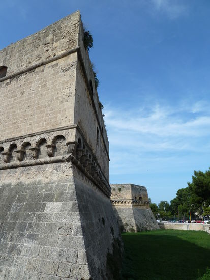 Die riesigen Eckbastione und die äußere Ummauerung wurden erst ab 1501 (Isabella von Aragon) hinzugefügt.