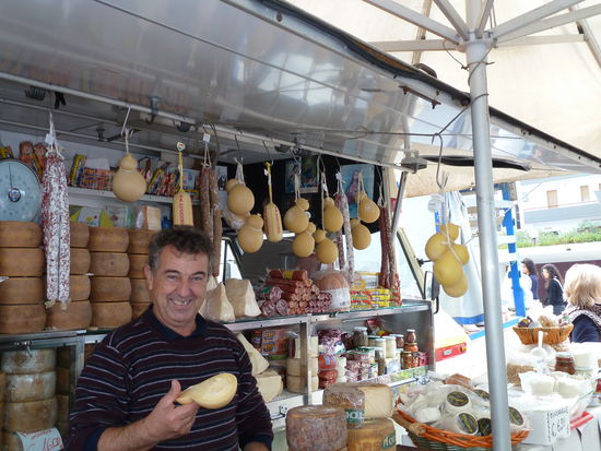 Wir zeigen uns gegenseitig die lustigen Käseformen und der Standbetreiber versorgt uns bereitwillig mit verschiedenen Stücken des Caciocavallo - milde und würzige - und er ist auch gar nicht enttäuscht, dass wir nichts mitnehmen können.