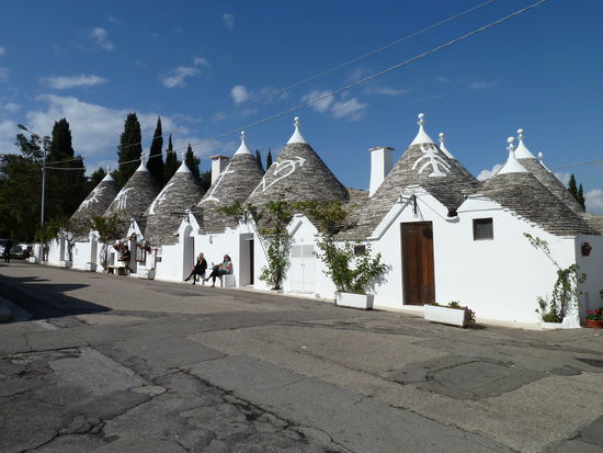 das wohl berühmteste Fotomotiv in Alberobello, da neben den Firstkugeln auch die verschiedensten Motive in Weiß auf die Dächer getrichen sind, die alle ihre eigene Bedeutung haben.