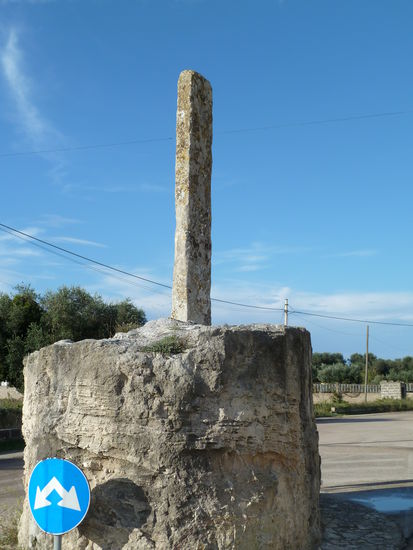 Menhir mitten auf der Strasse in Minervo di Lecce