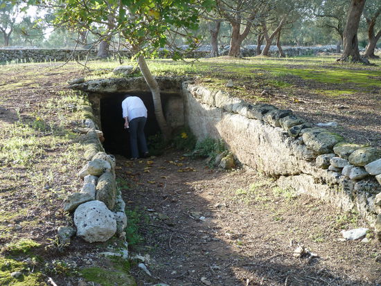nicht freigelegter Dolmen ebendort