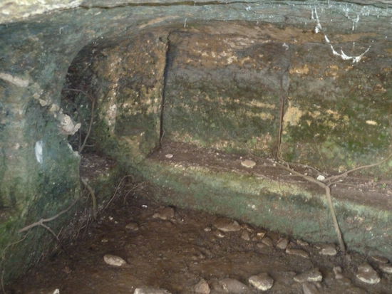Grabnischen im Dolmen
