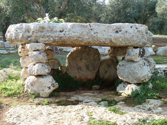 Dolmen Scusi - 40° 5' 41,58" N/ 18!25'58,47" E