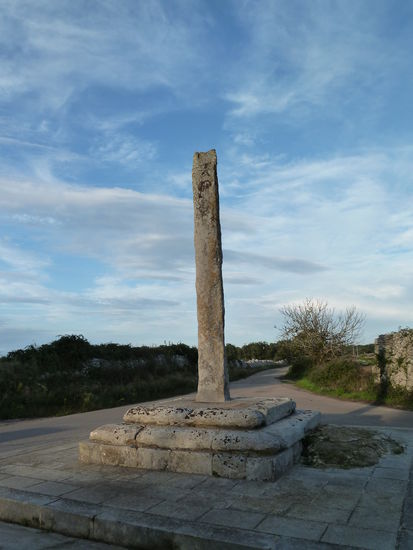 Menhir an der Strasse - 40°5'55,64" N/ 18°21'12,73" E