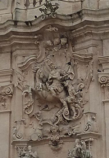 Detail der Fassade: der reitende Kirchenpatron