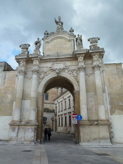 Porta Rudiae - eines von drei völlig unterschiedlichen Stadtoren aus verschiedenen Jahrhunderten