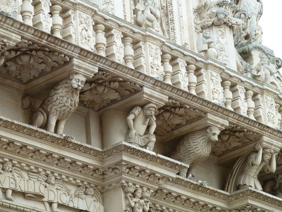 Balustrade unterhalb der Fensterrosette