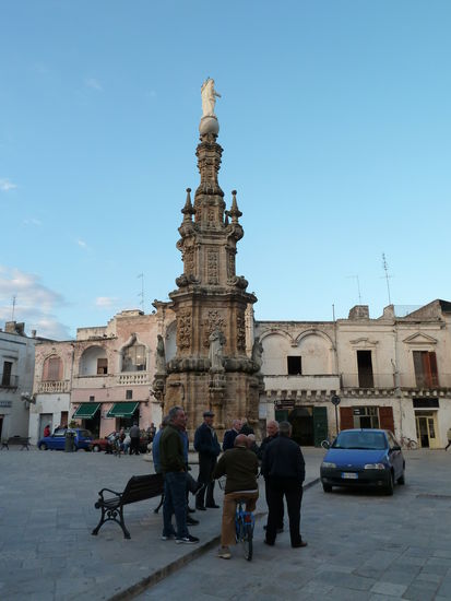 Piazza Salandra - eine geschlossene Platzanlage mit Kirche, Brunnen und Palazzo - und der Guglia dell' Immacolata, einer 19m hohen Fiale