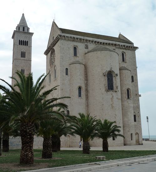 San Nicola Pellegrino - Meereskathedrale von Trani - ein weiteres Merkmal apulische Romanik ist der schlanke Glockenturm (campanile)