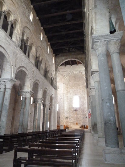 Innenraum der Meereskathedrale - zweigeschossiges Arkadengewölbe auf Doppelsäulen (Doppelsäulen sonst typisch für nordafrikanische Kirchen)