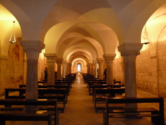 Die Unterkirche Maria della Scala - 7. Jh.  - nur das Bodenniveau und der basilikale Grundriss ist Original - die Apsiden wurden zum Bau der Krypta der Oberkirche abgerissen