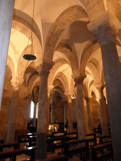 der Unterkirche vorgelagert - 24 hohe Säulen mit korinthischen kapitellen bilden die Hallenkrypta (vgl. Dom zu Speyer) - 4 zusätzliche Säulen um das Grab des hl. Leukios