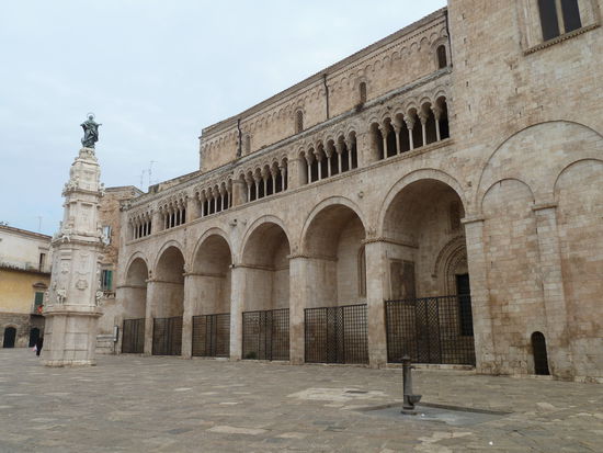 die zum kleinen Platz ausgerichtete Langhausfassade beweist wie durch apulisch-romanische Gestaltungsarchitektur eine spielende Leichtigkeit in das massive Bauwerk gebracht werden kann.
