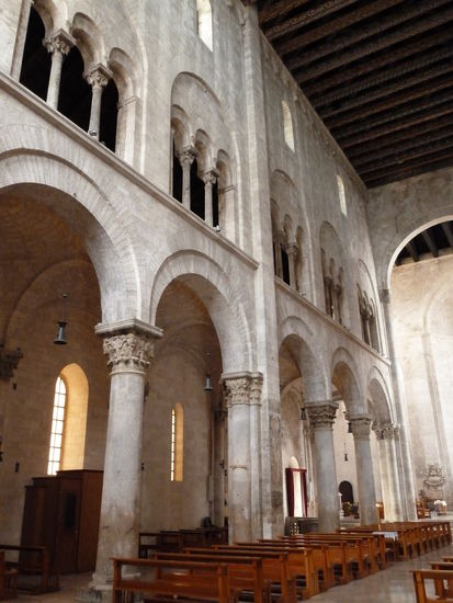 vollendet basilikales Schema - Langhaus mit sechs Jochen